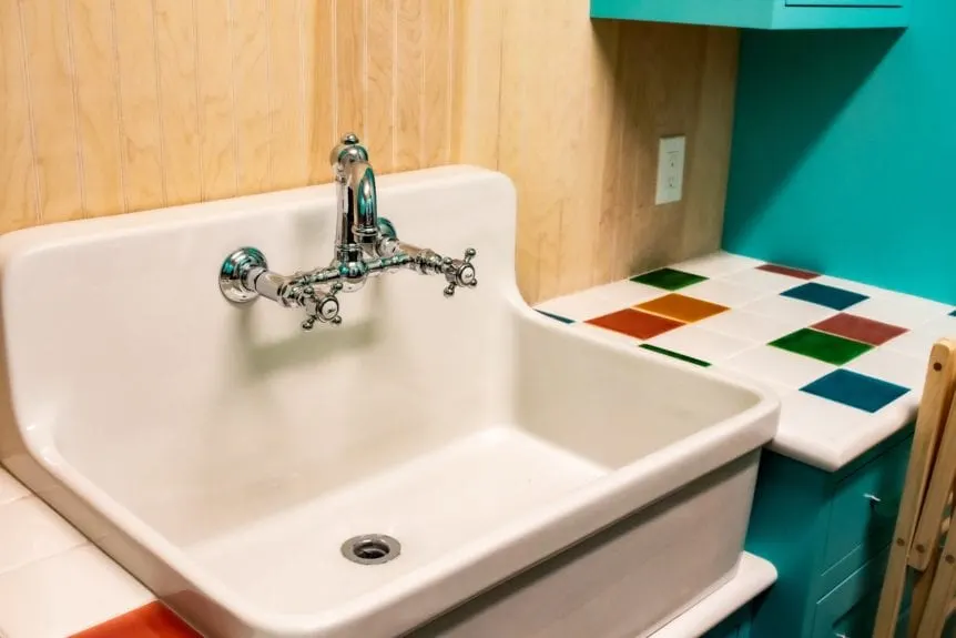 Luxury home: laundry room sink and tiling